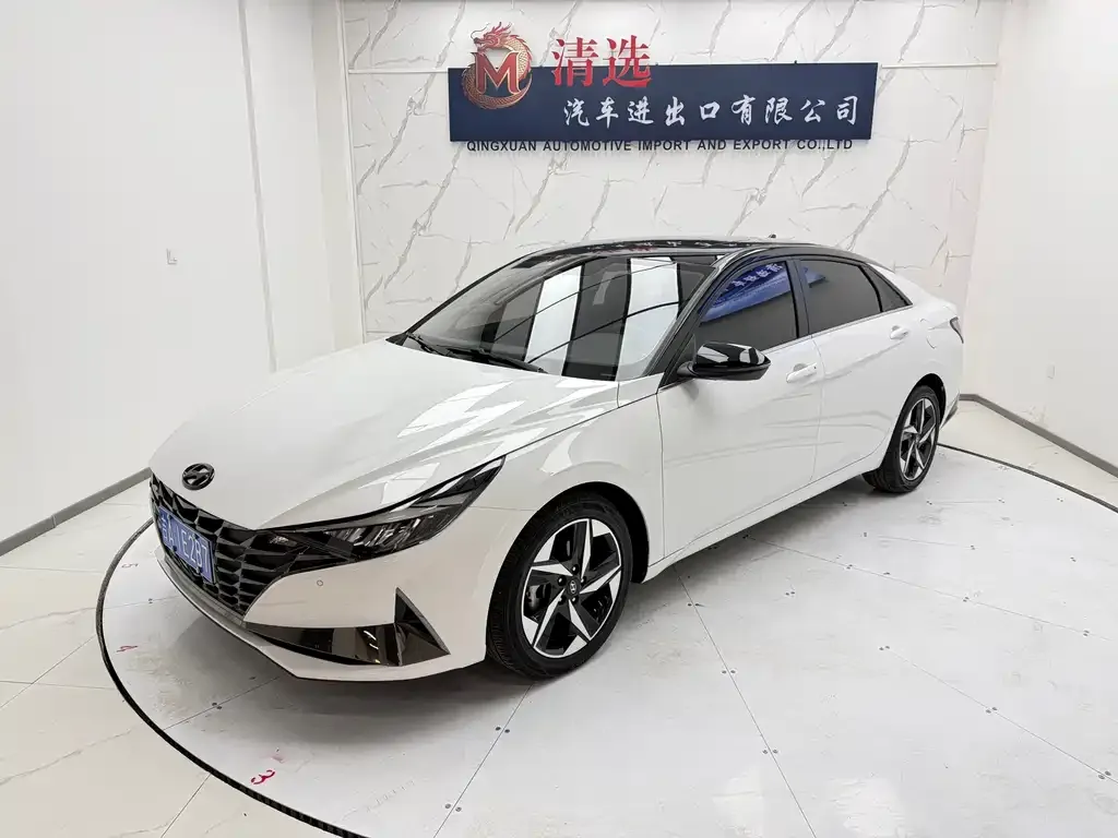 Hyundai Elantra — фото 1