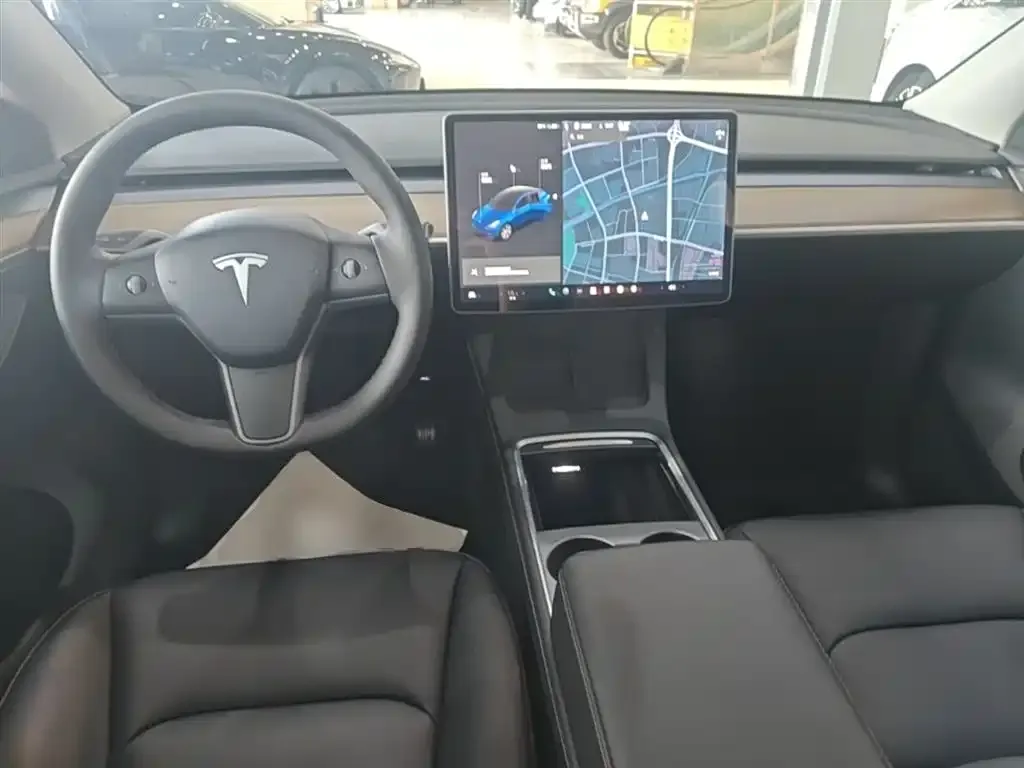 Tesla Model Y — фото 10