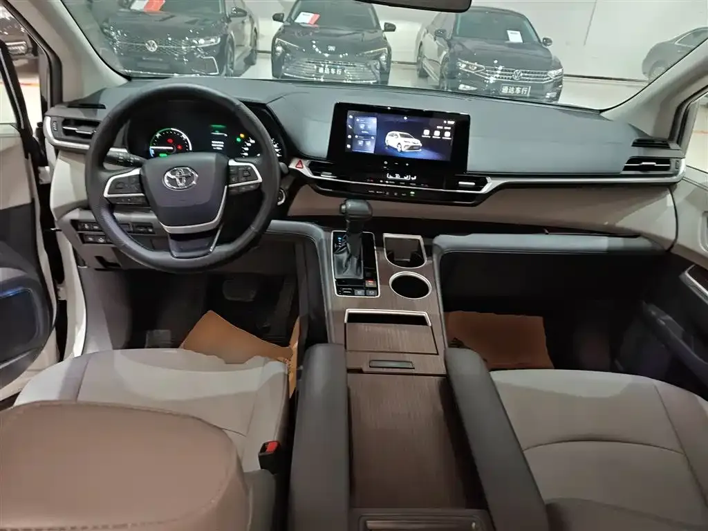 Toyota Granvia — фото 4