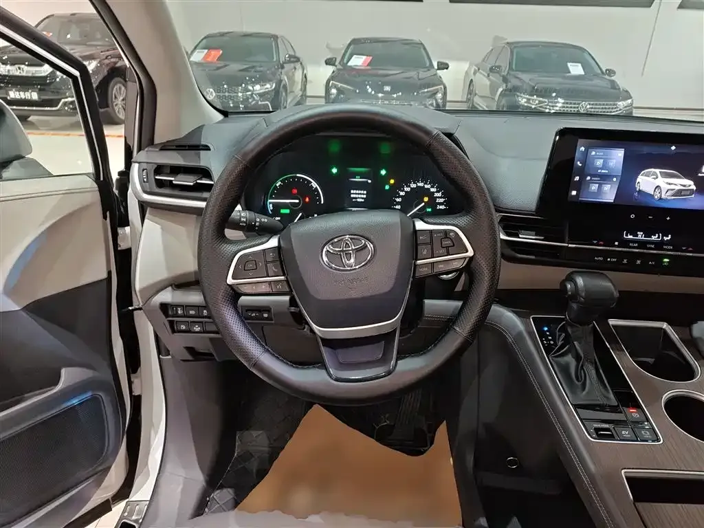 Toyota Granvia — фото 10