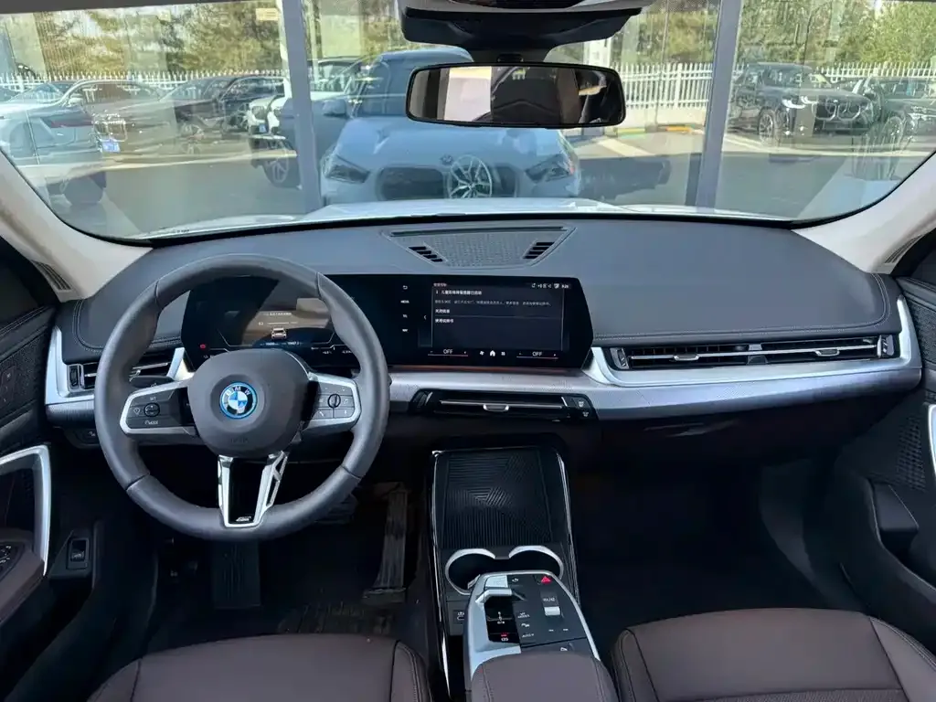 BMW iX1 2025 из CN, фото 2