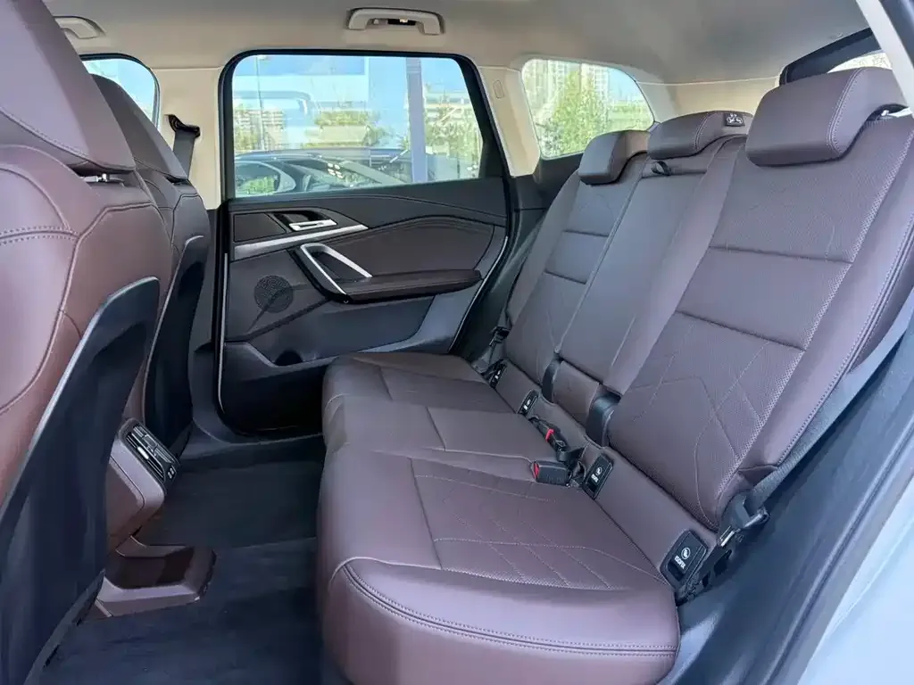BMW iX1 2025 из CN, фото 5