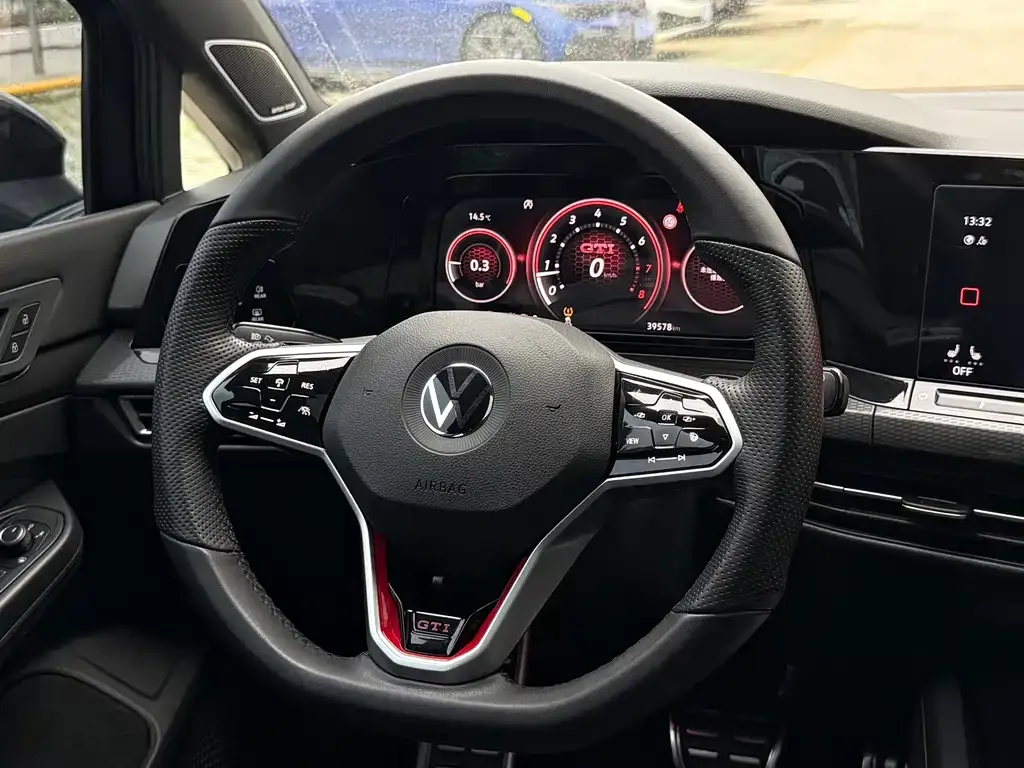 Volkswagen Golf GTI — фото 10