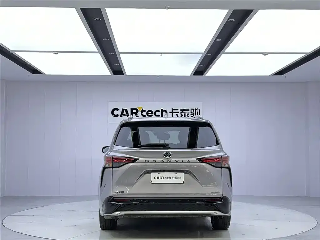 Toyota Granvia — фото 2