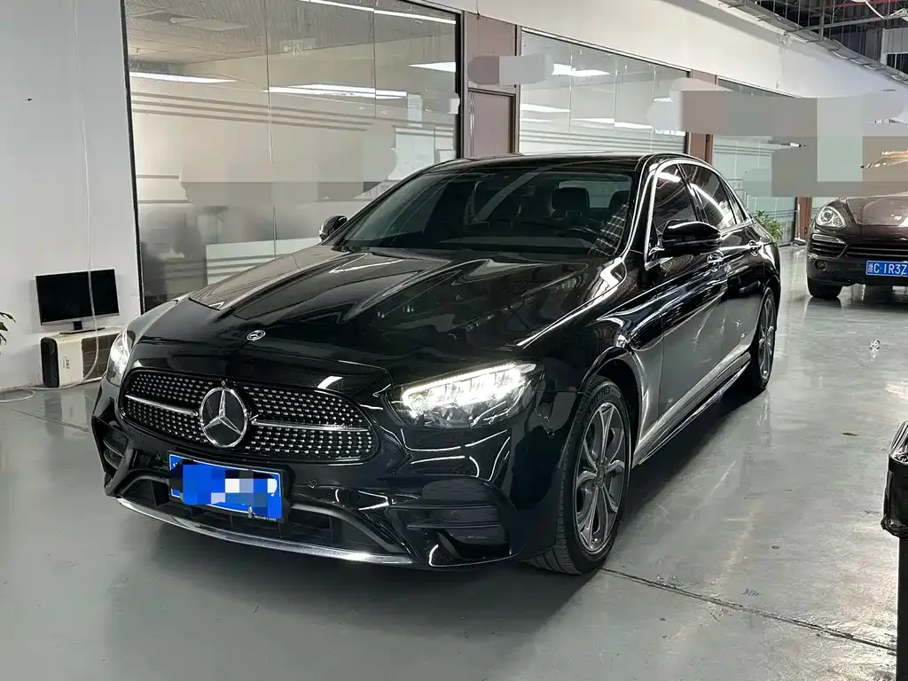 Mercedes-Benz E-Class — фото 1