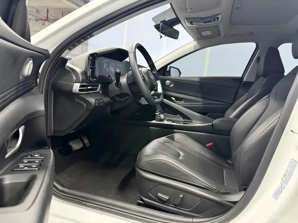 Hyundai Elantra — фото 7