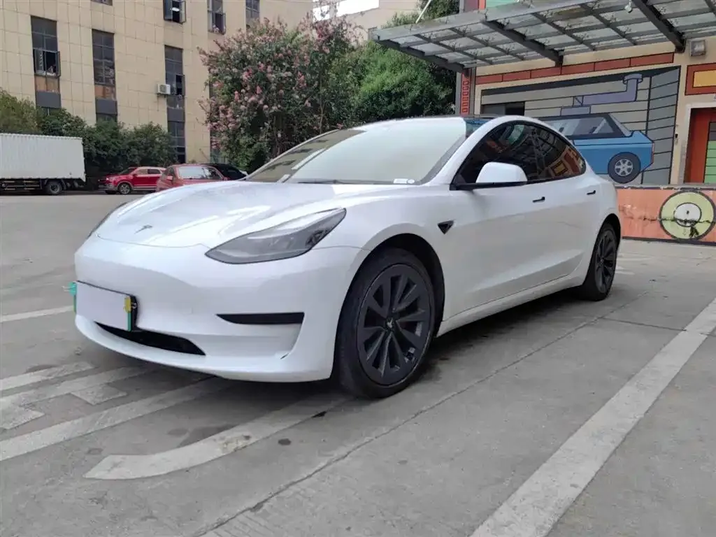 Tesla Model 3 — фото 1