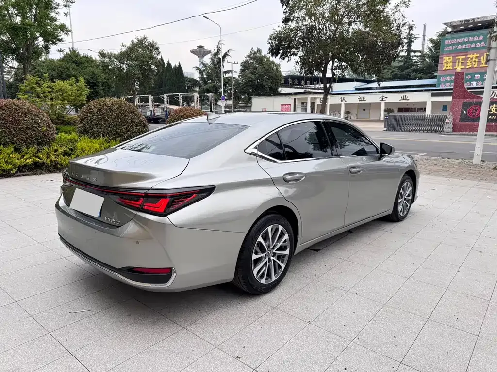 Lexus ES — фото 8