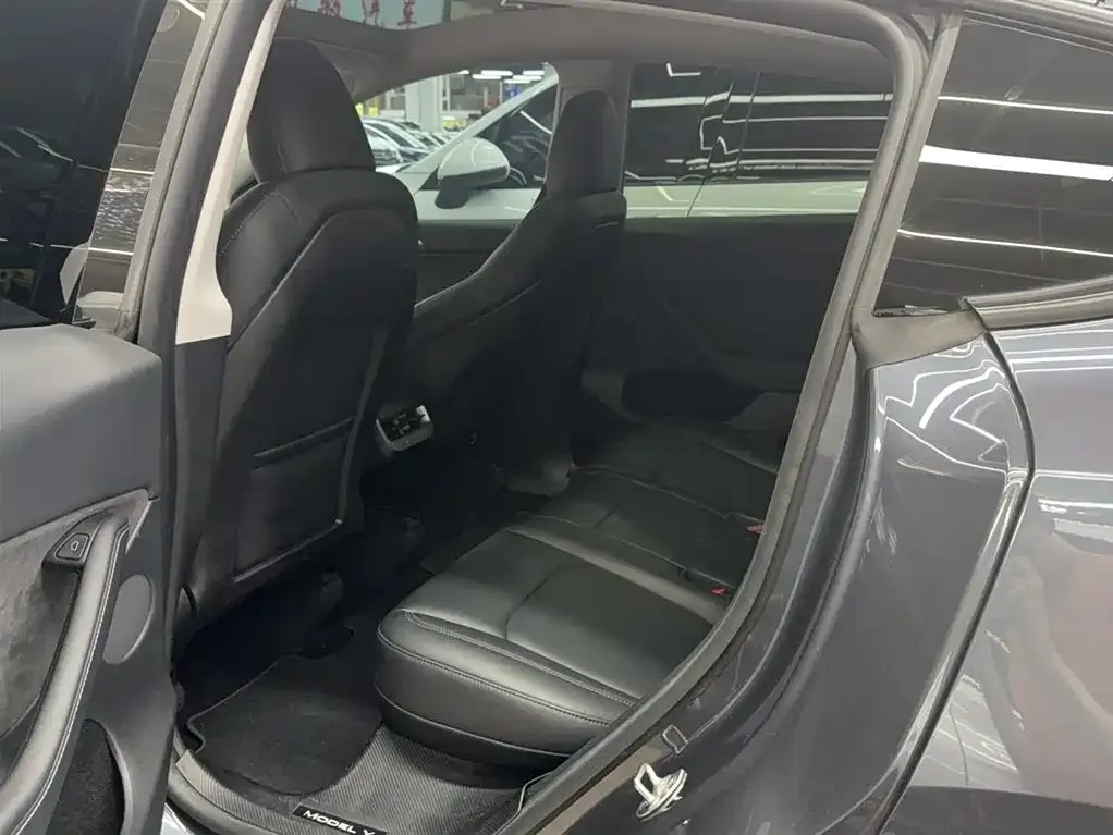 Tesla Model Y — фото 10