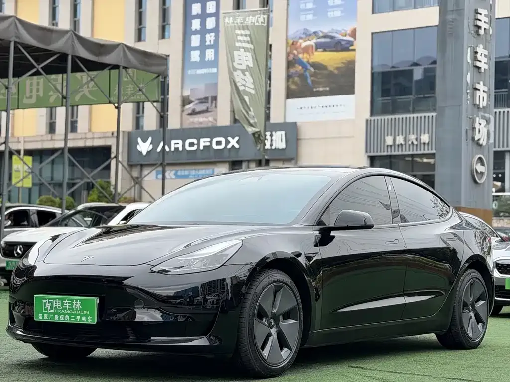 Tesla Model 3 — фото 1