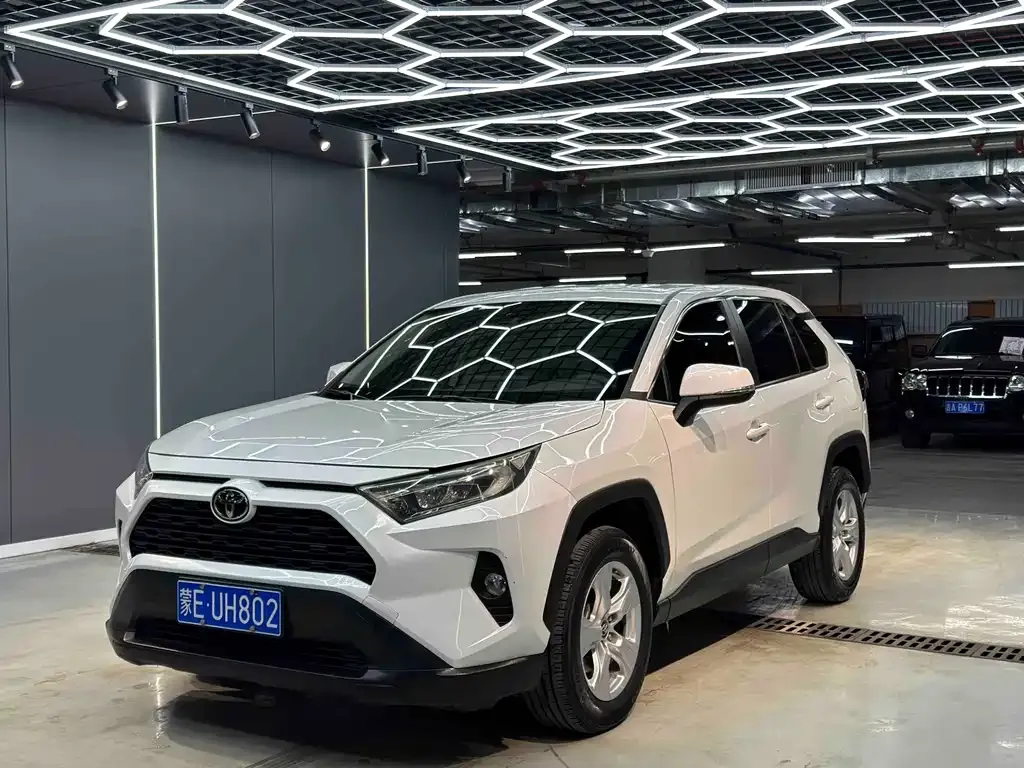 Toyota RAV4 — фото 1