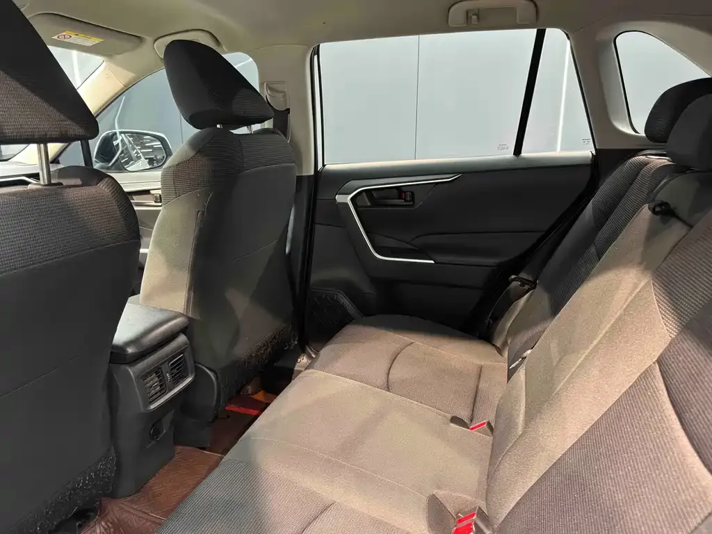 Toyota RAV4 — фото 8