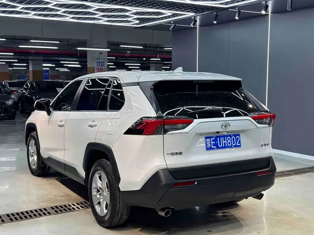 Toyota RAV4 — фото 4