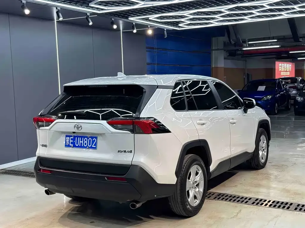 Toyota RAV4 — фото 7