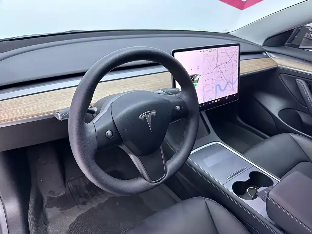 Tesla Model 3 — фото 10