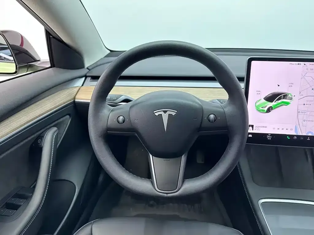 Tesla Model 3 — фото 3