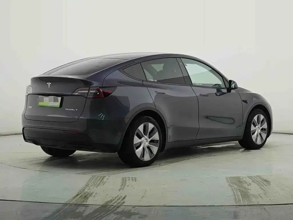 Tesla Model Y — фото 8