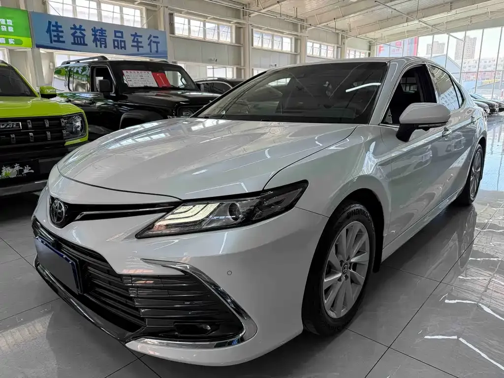 Toyota Camry — фото 1