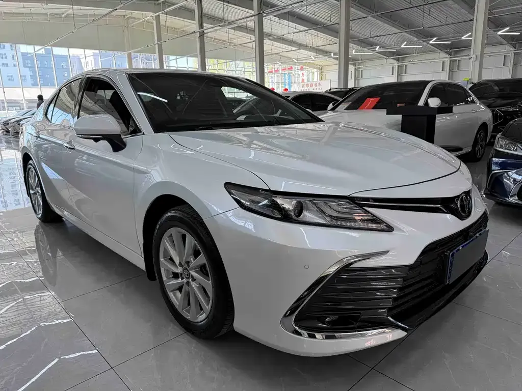 Toyota Camry — фото 2