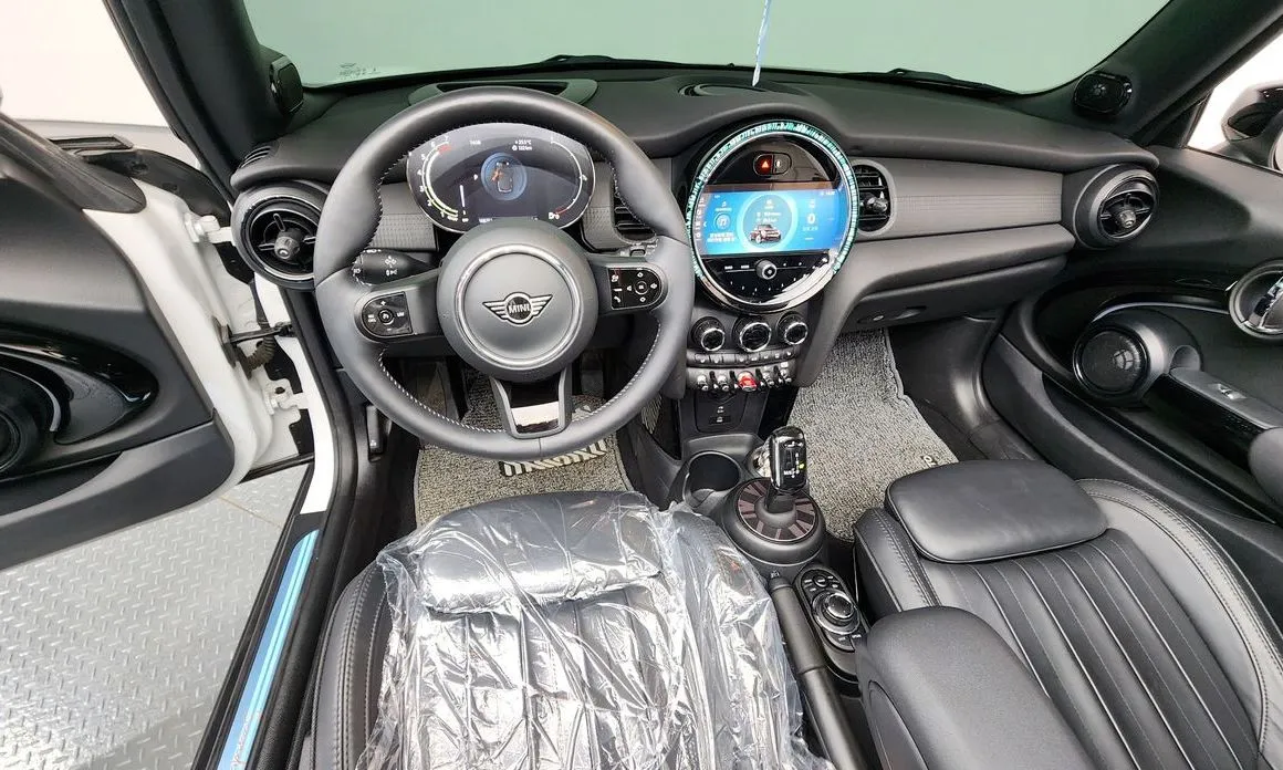 Mini Cooper Convertible 2023 из KR, фото 10