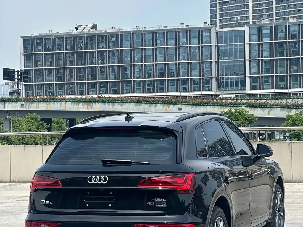 Audi Q5L — фото 10