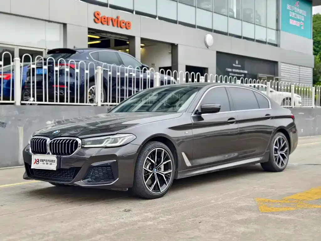 BMW 5 Series — фото 1