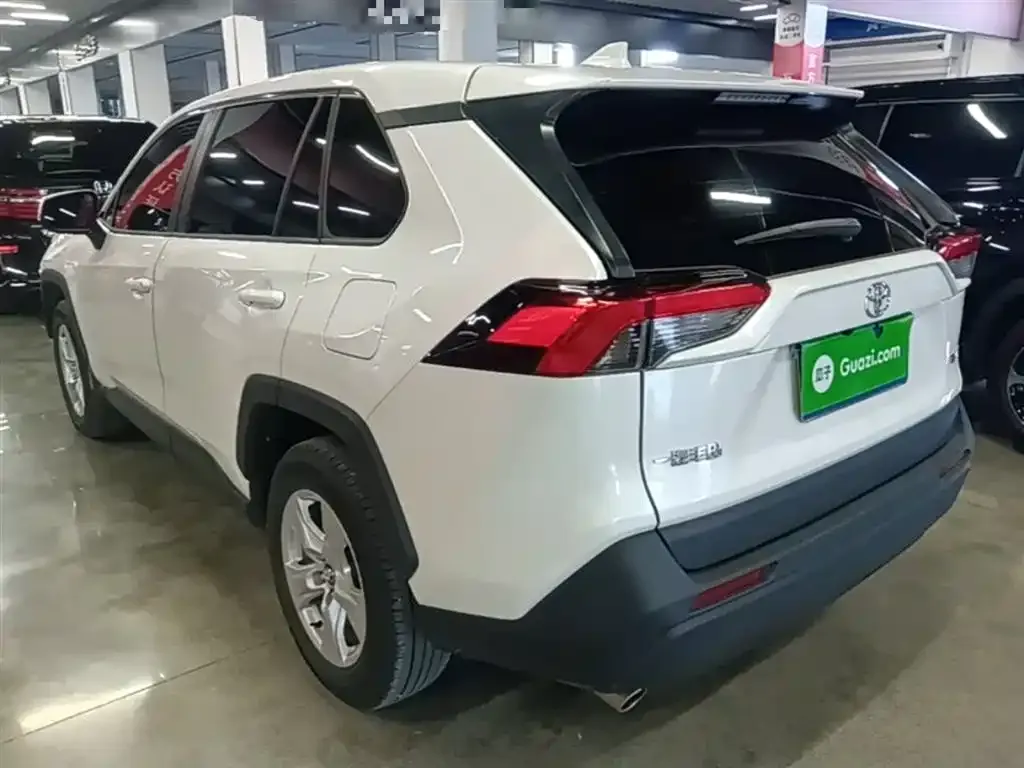 Toyota RAV4 — фото 5