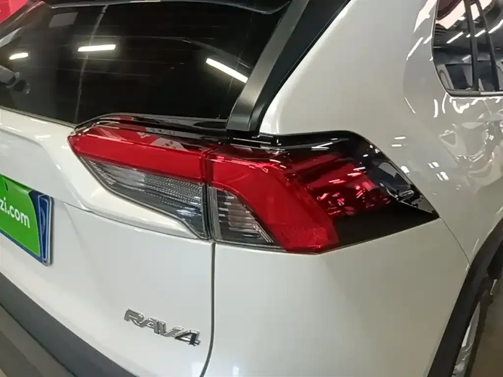 Toyota RAV4 — фото 2