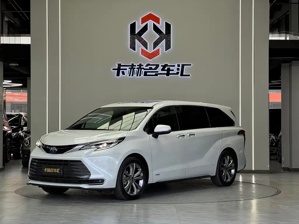 Toyota Sienna — фото 1