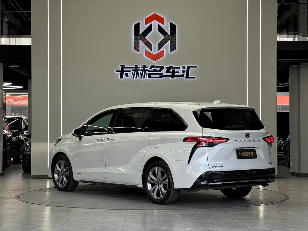 Toyota Sienna — фото 8