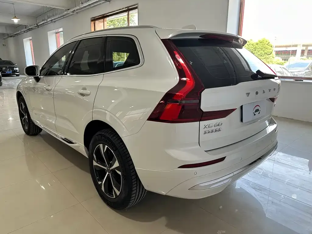 Volvo XC60 — фото 10