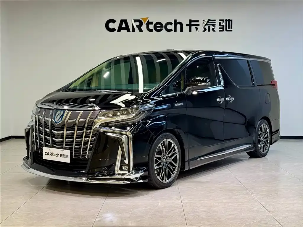 Toyota Alphard — фото 1