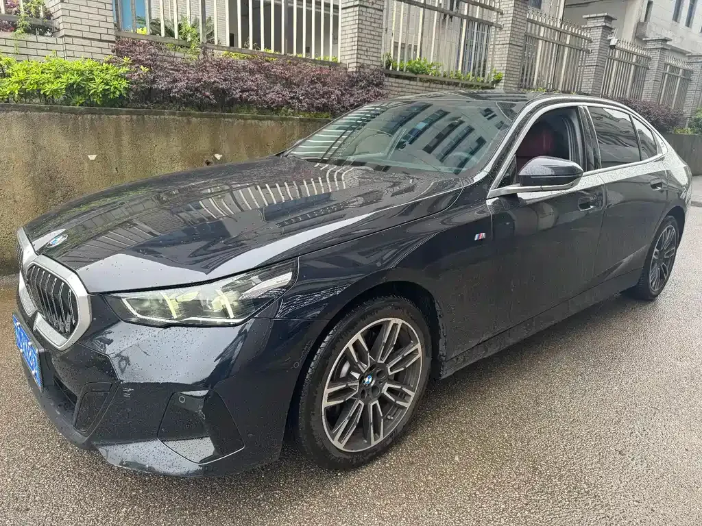 BMW 5 Series — фото 1