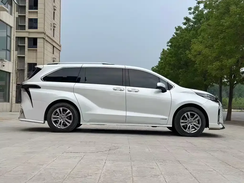Toyota Sienna — фото 7