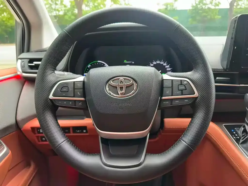 Toyota Sienna — фото 10