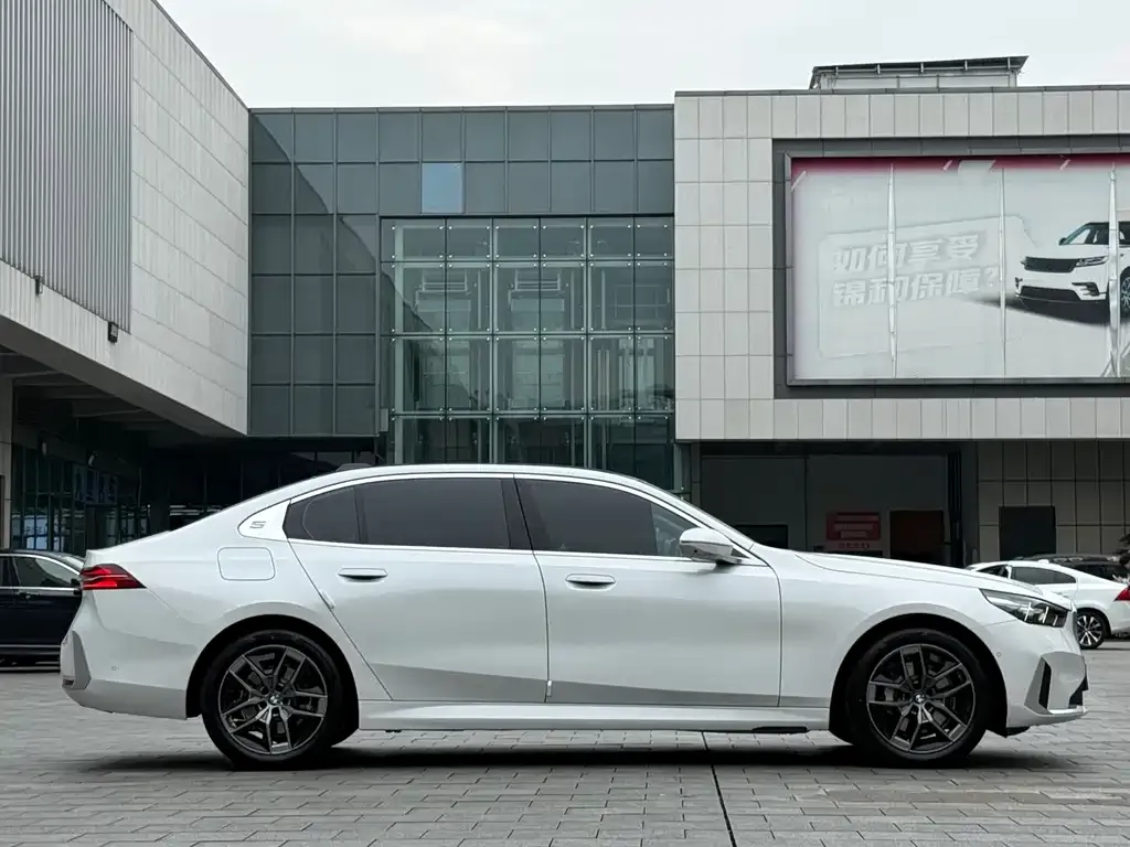 BMW 5 Series — фото 10