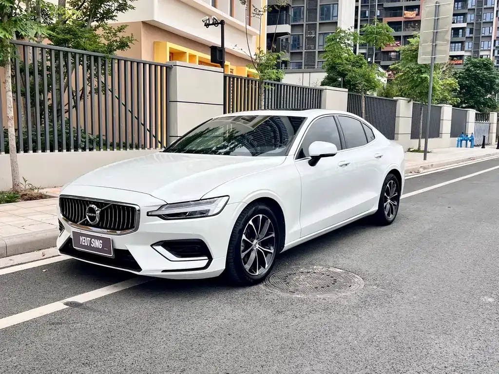 Volvo S60 — фото 1