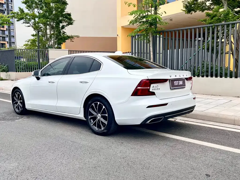 Volvo S60 — фото 10