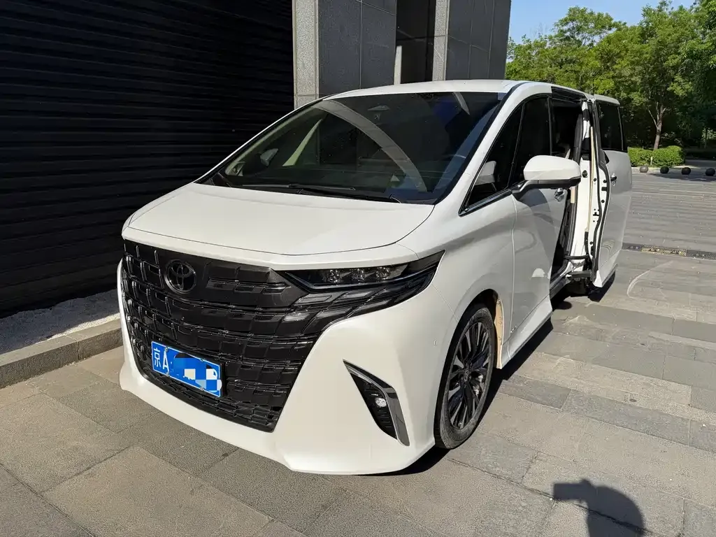 Toyota Alphard — фото 1