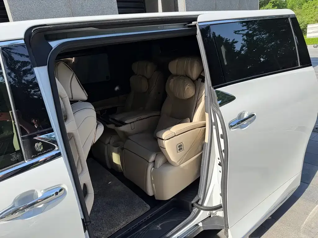 Toyota Alphard — фото 5