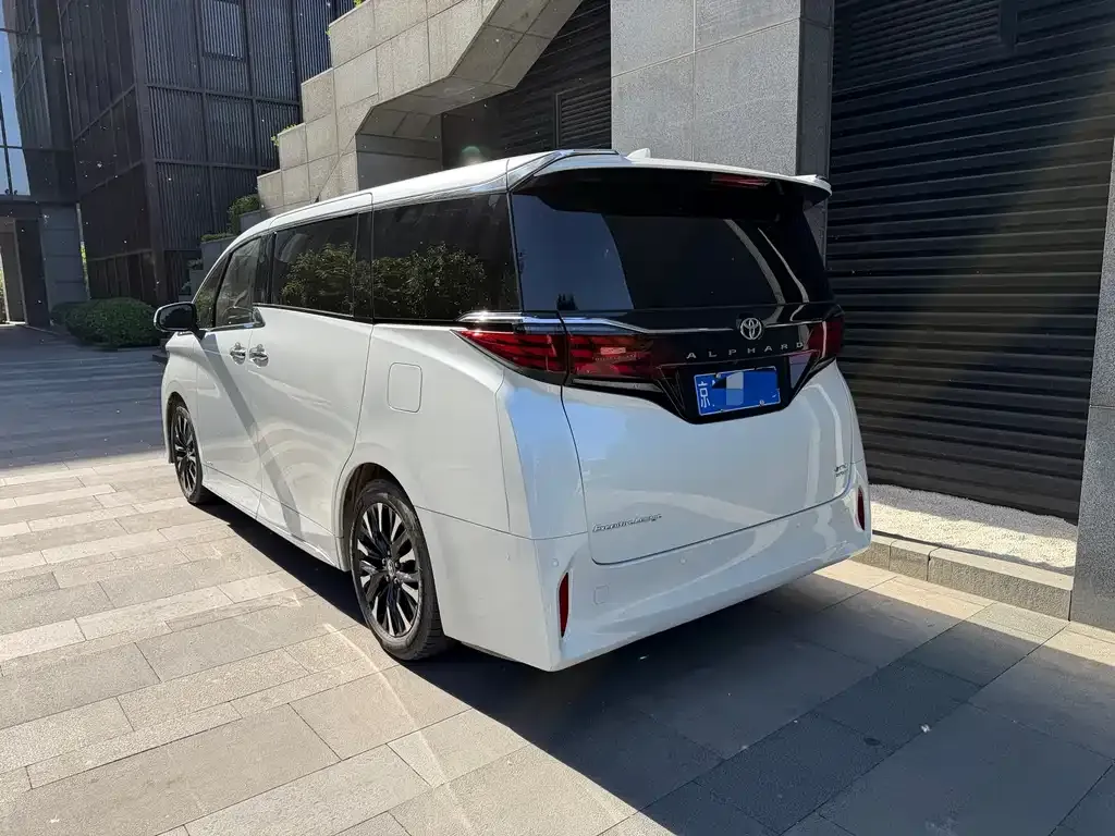 Toyota Alphard — фото 2