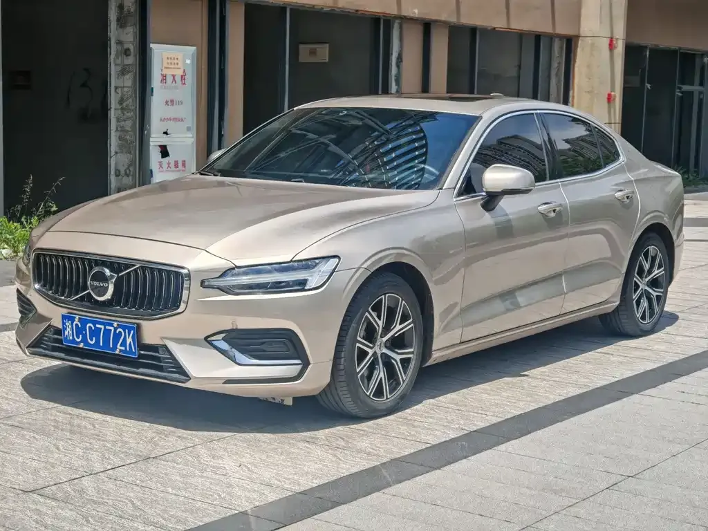 Volvo S60 — фото 1