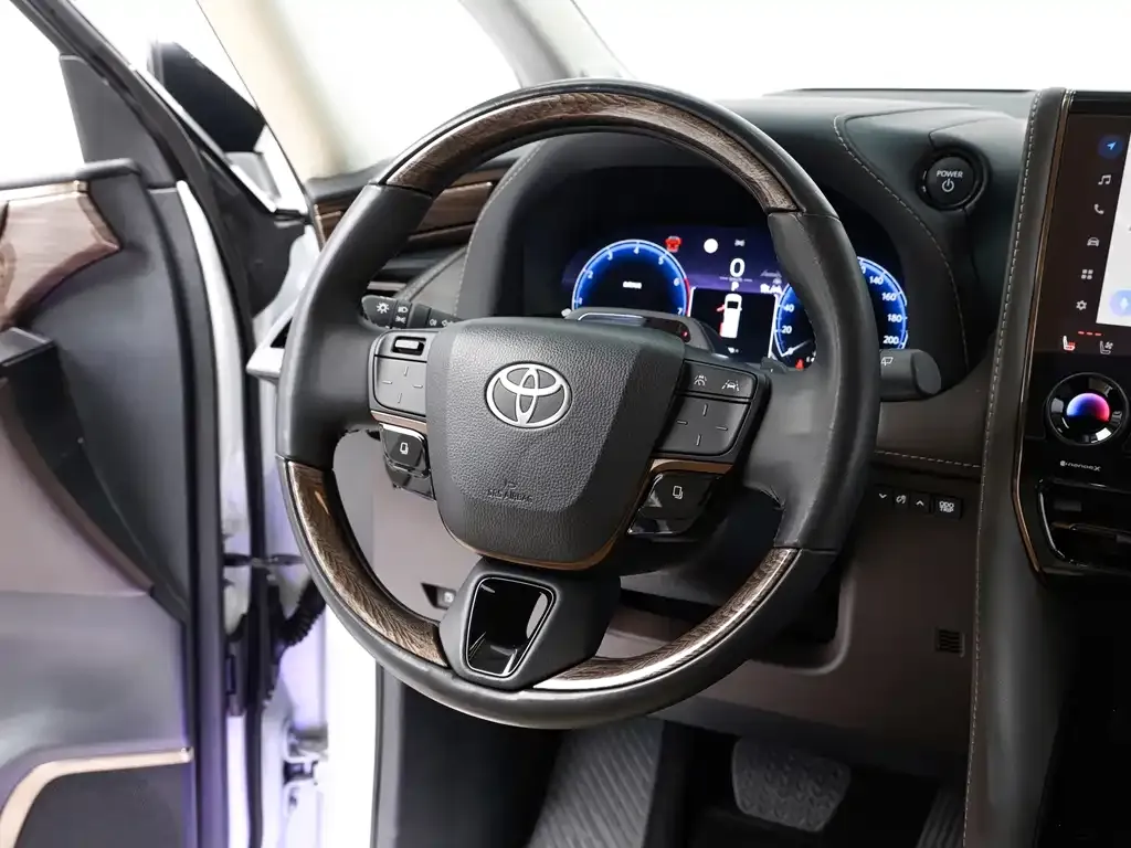 Toyota Alphard — фото 8