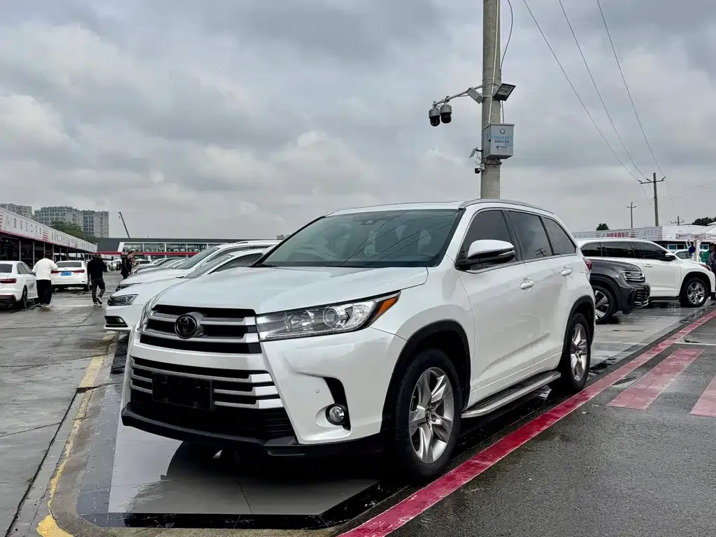 Toyota Highlander — фото 1