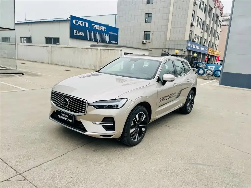 Volvo XC60 — фото 1