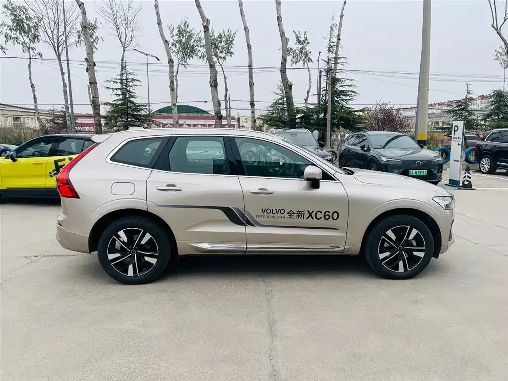 Volvo XC60 — фото 9