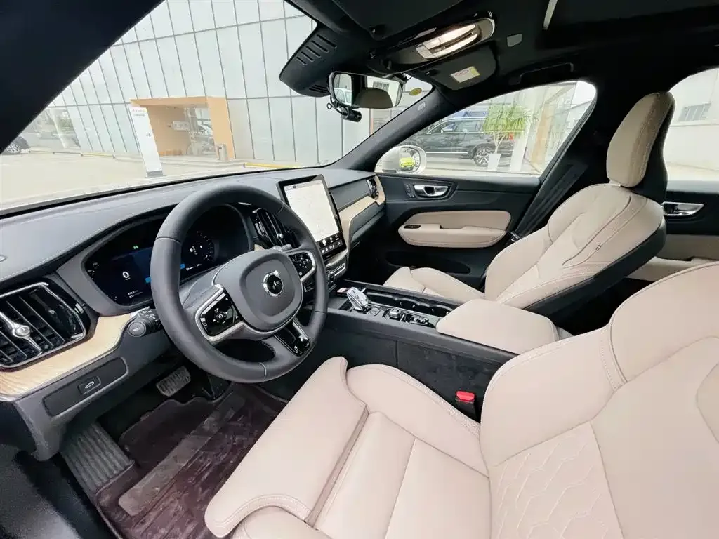 Volvo XC60 — фото 4