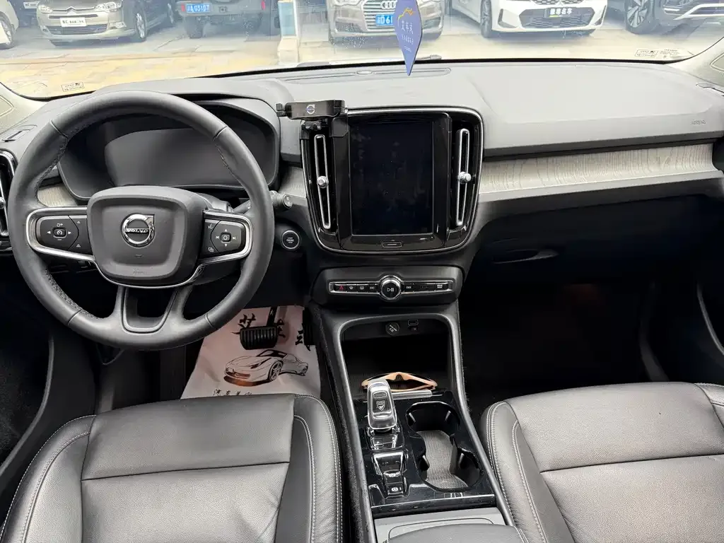 Volvo XC40 — фото 4