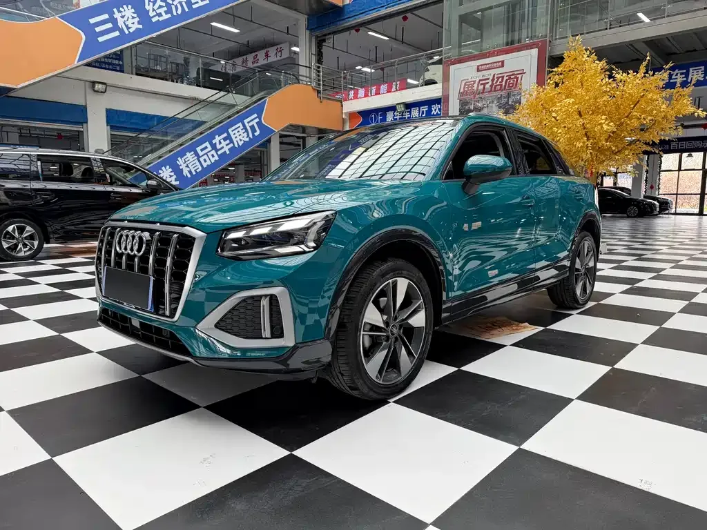 Audi Q2L — фото 1