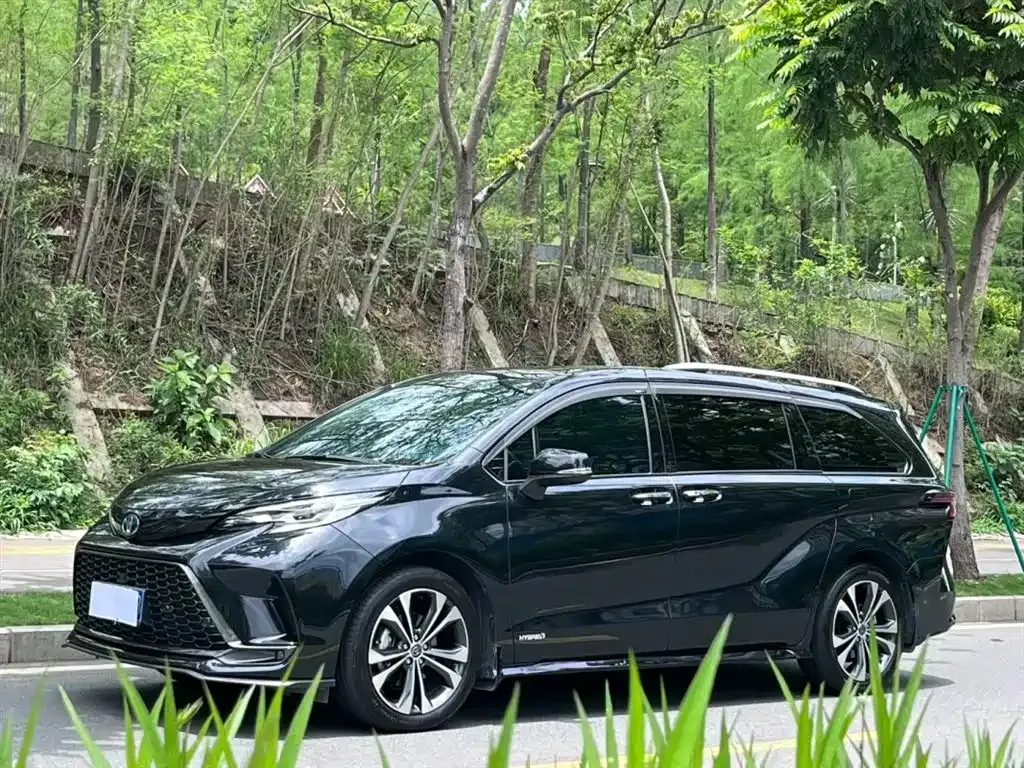 Toyota Granvia — фото 1